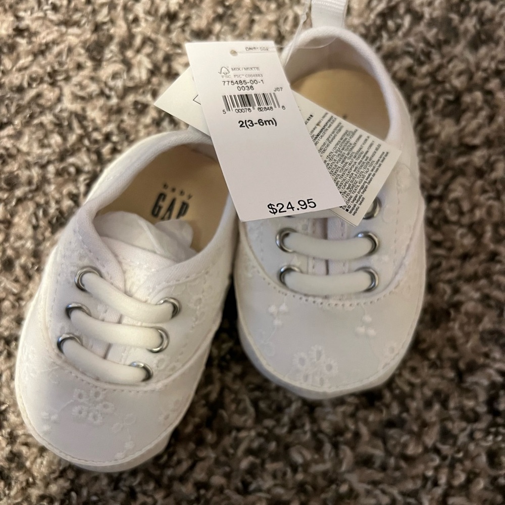 GAP White Baby Shoes with Soft Fabric and Classic Design NWT size 2 (3-6 months)
